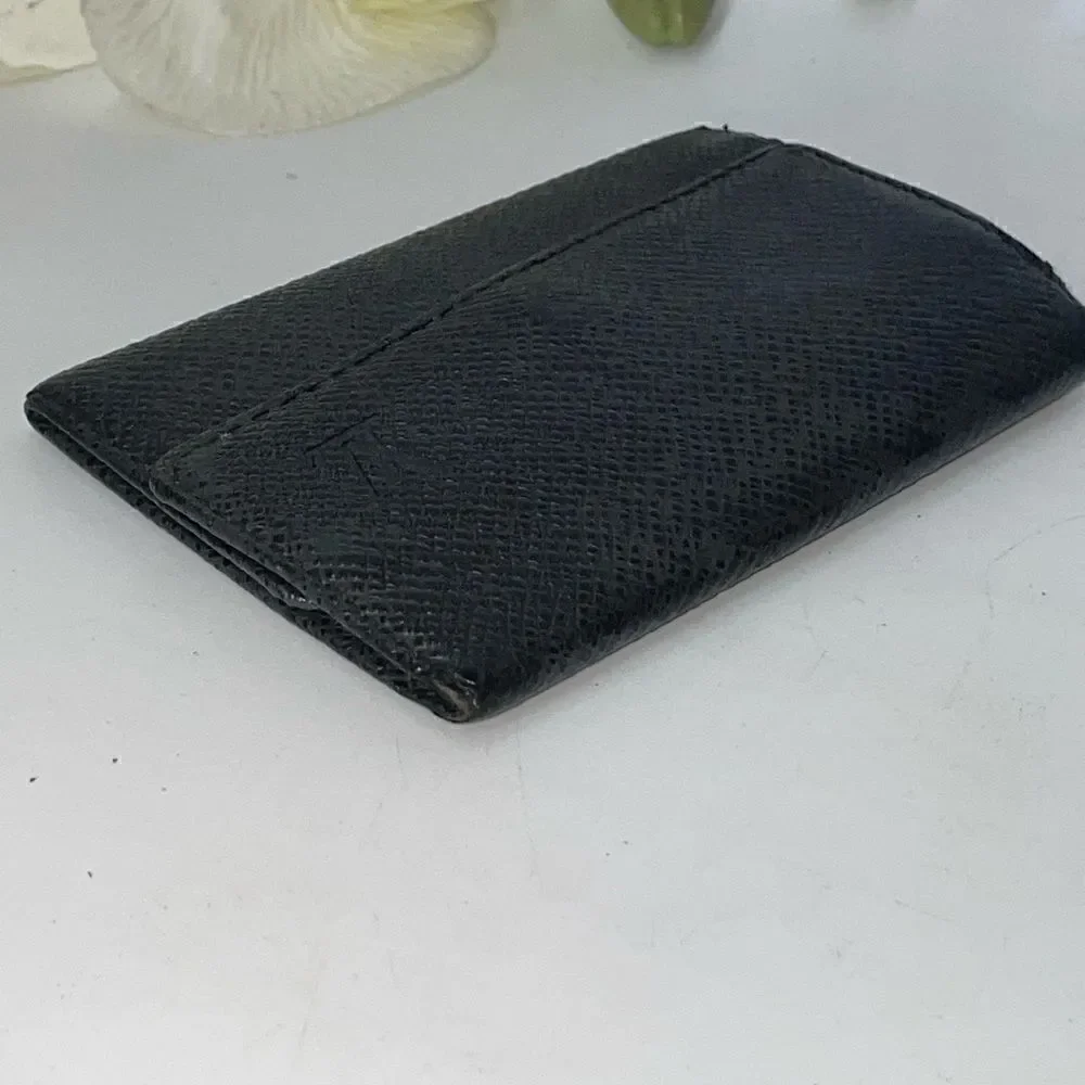 AUTHENTIC Louis Vuitton Black Taiga 6 Key Wallet